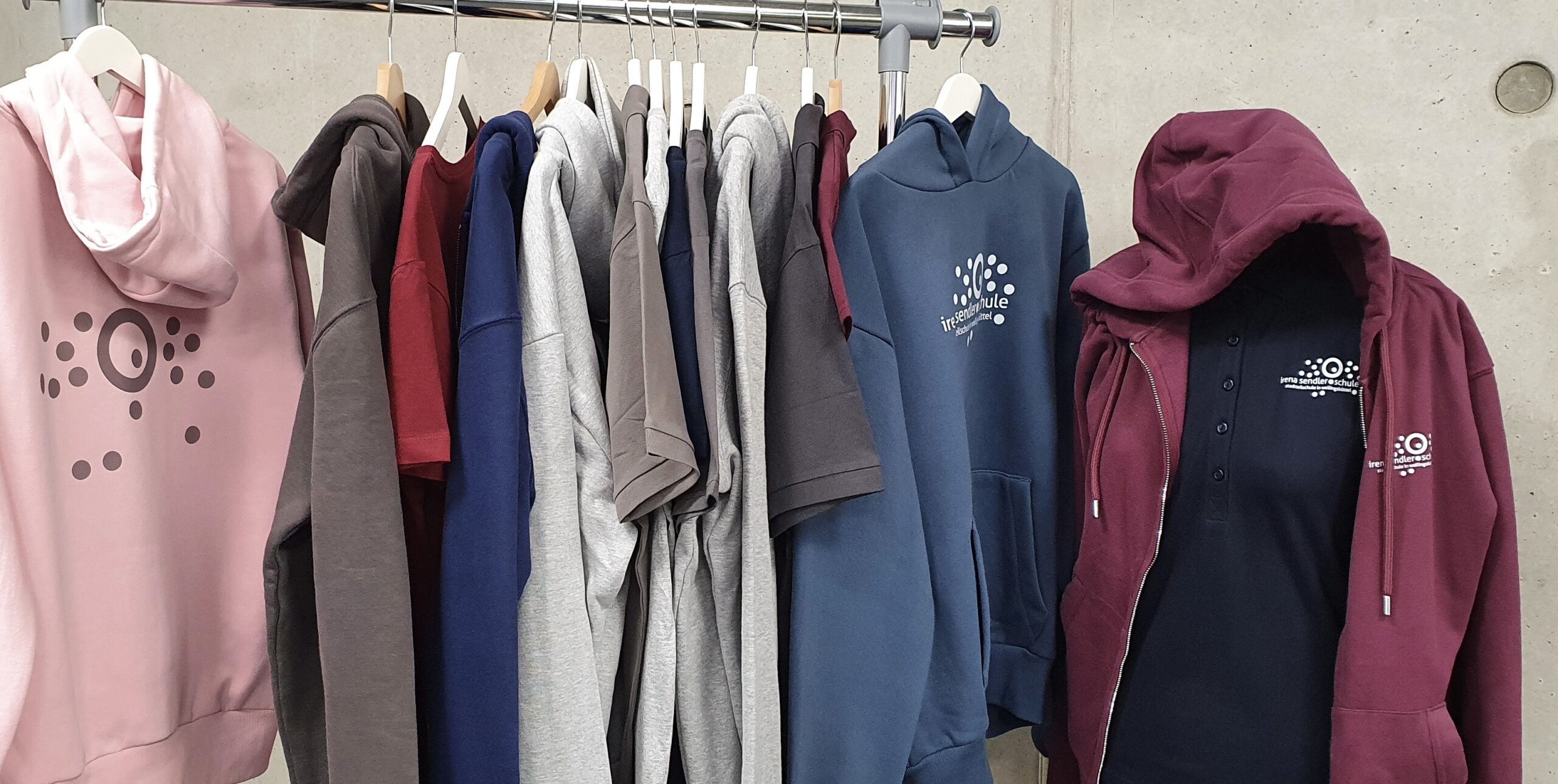Die neue Schulkleidung ist da!